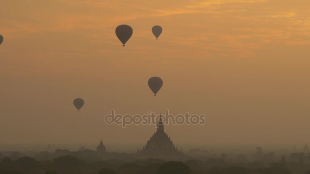 Hőlégballon Bagan felett napkeltekor, Mianmar — Stock videók
