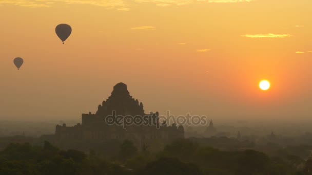Balon na ogrzane powietrze nad równiną Bagan o wschodzie słońca, Myanmar — Wideo stockowe