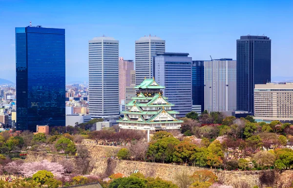 日本大阪樱花盛开的大阪城堡 — 图库照片