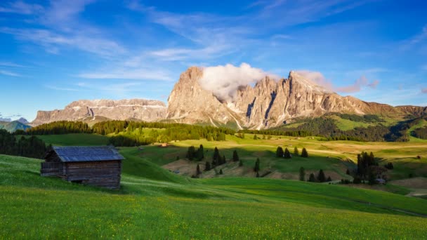 4k Timelapse van berg Sassolungo bij zonsondergang vanuit Seiser Alm, Dolomieten, Italië — Stockvideo