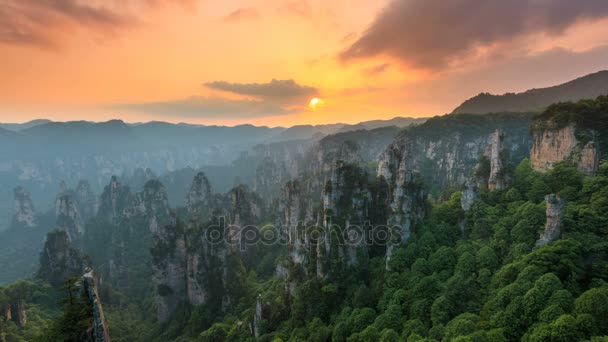 4 k time-lapse van Zhangjiajie Nationaal park bij zonsondergang, Wulingyuan, Hunan, China — Stockvideo