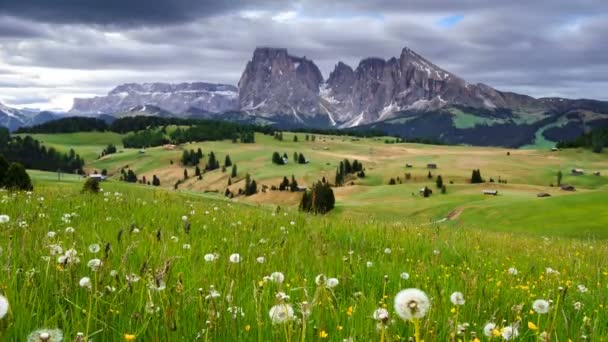 4 к Уповільнена зйомка з гори Langkofel вид з Alpe ді місті Siusi, Доломітові Альпи, Італія — стокове відео