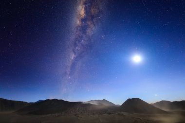 Samanyolu, ay ve kum strom Tengger Se ile Bromo yanardağ