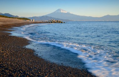 Dağ Fuji ve gündoğumu kumsalda Suruga Körfezi, Shizuok görüntüleme