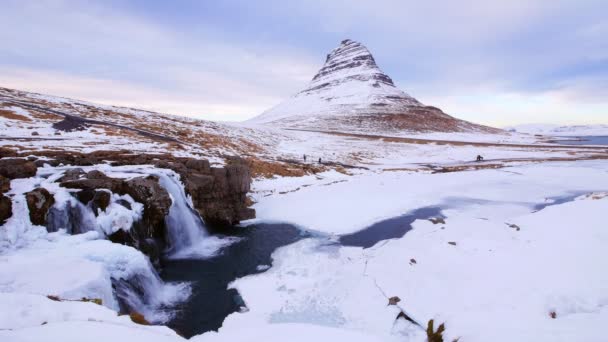 Kirkjufellsfoss Καταρράκτη Και Kirkfufell Βουνό Χειμώνα Ισλανδία — Αρχείο Βίντεο