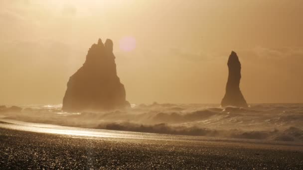 Reynisfjara Schwarzer Sandstrand Bei Sonnenuntergang Island — Stockvideo