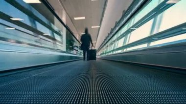 4 k Hareket Bulanıklığı timelapse havaalanında hareketli yürüyen merdiven 