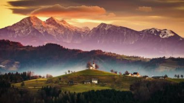 4K Timelapse St. Thomas Kilisesi Gün doğumunda Kamnisko Savinjske Alpe, Slovenya