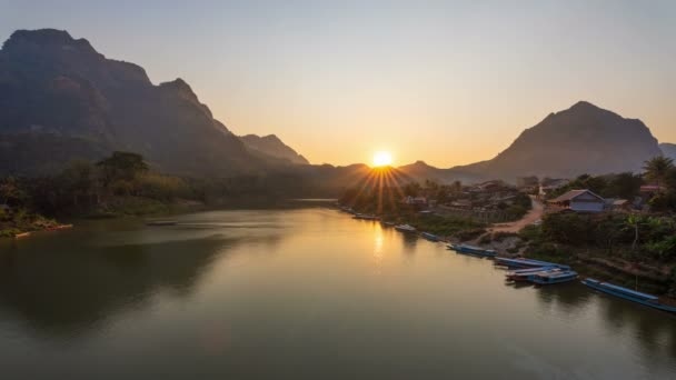 Zeitraffer Luftaufnahme Des Dorfes Nong Khiaw Bei Sonnenuntergang Laotisch Luang — Stockvideo