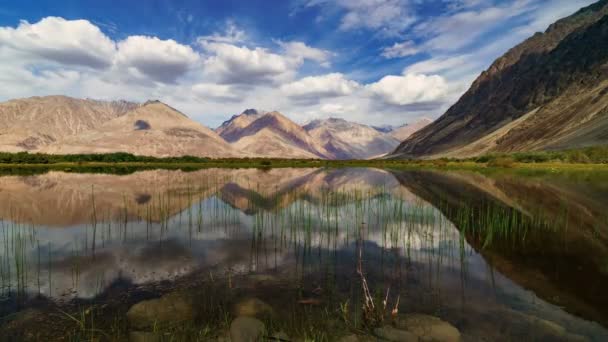 Timelapse Αντανακλάσεις Των Βουνών Μια Φυσική Λίμνη Nubra Valley Ινδία — Αρχείο Βίντεο