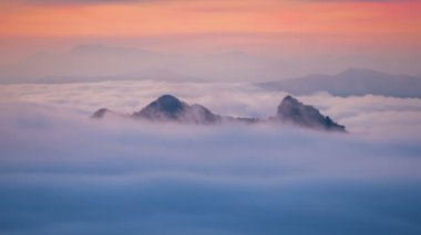 Gün doğumunda Phu Chi Fa 'nın Timelapse' si, Chiang Rai Eyaleti, Tayland 