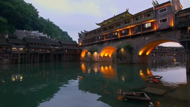 夜の香港橋 湖南省 中国の旧市街Fenghuang — ストック動画