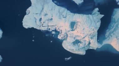 Buzul Gölü, Jokulsarlon, İzlanda, Avrupa 'nın yukarıdan aşağıya insansız hava aracı görüntüsü 