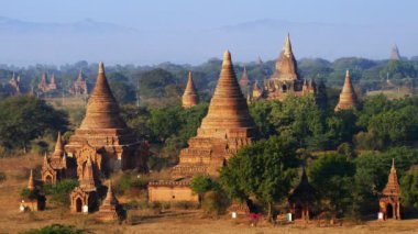 Gün doğumunda Bagan Tapınakları, Bagan, Myanmar 
