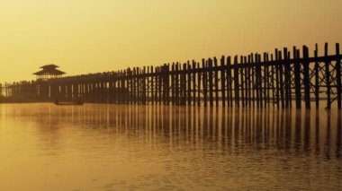 Gün doğumunda Ubein Köprüsü, Mandalay, Myanmar