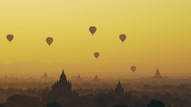 Güneş Doğarken Bagan Ovasının Üzerinde Sıcak Hava Balonu Myanmar — Stok video