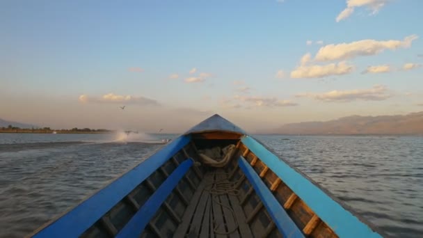 Barco Motor Atravessando Inle Lake Myanmar — Vídeo de Stock