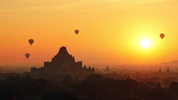 Varmluftsballong Över Slätten Bagan Vid Soluppgången Myanmar — Stockvideo