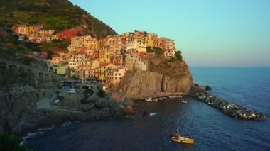 Günbatımında Manarola balıkçı köyü, CinqueTerre, Liguria, İtalya