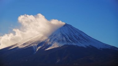 Gün batımında Fuji Dağı 'nda yuvarlanan bulutlar, Kawaguchiko, Japonya 