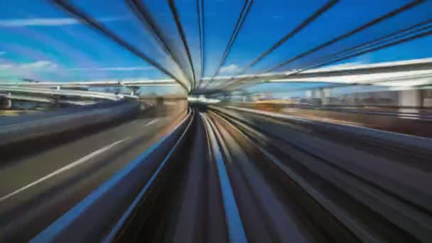 東京都日没時の移動列車の4Kタイムラプス モーション ブラー — ストック動画