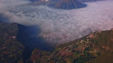 Hava gözlem insansız hava aracı uçuşu Bromo yanardağını gündoğumunda, Doğu Java, Endonezya 'da eğdi.