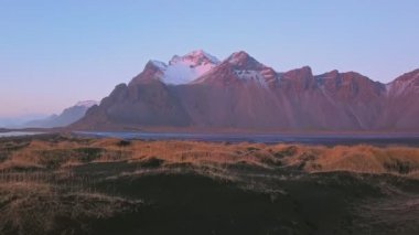 Hava gözlem insansız hava aracı, gün batımında Vestrahorn Dağı, Stoksnes, İzlanda