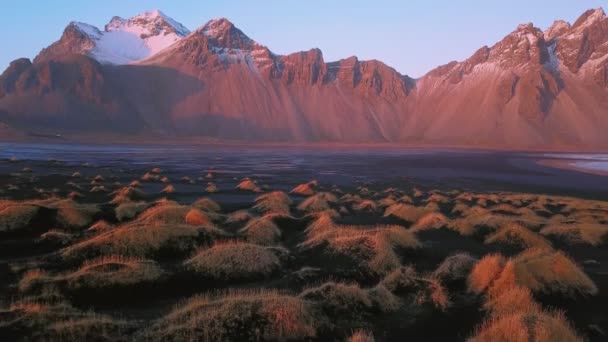 Volando Hacia Atrás Montaña Vestrahorn Atardecer Stokksnes Islandia Vista Aérea — Vídeo de stock