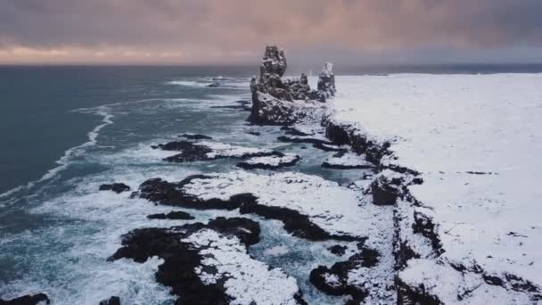 Órbita Aérea Dos Drones Nas Falésias Londrangar Península Snaefellsnes Islândia — Vídeo de Stock