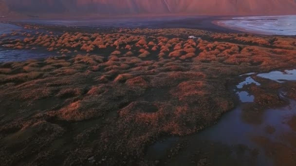 空中ビュードローンの飛行前方と傾き 日没時のヴェストラホーン山 ストックスネス アイスランド — ストック動画