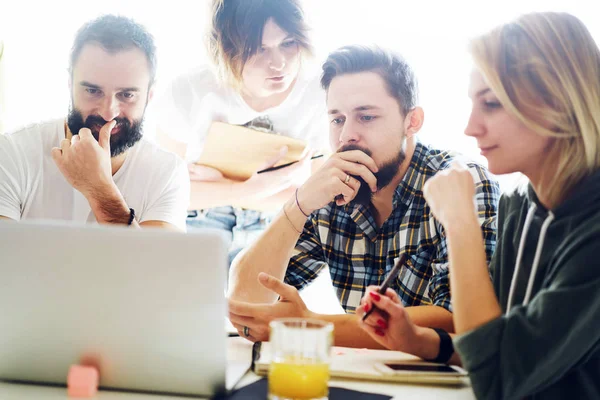 Die Gruppe Der Vertriebsmanager Liest Der Freizeit Die Letzten Digitalen — Stockfoto