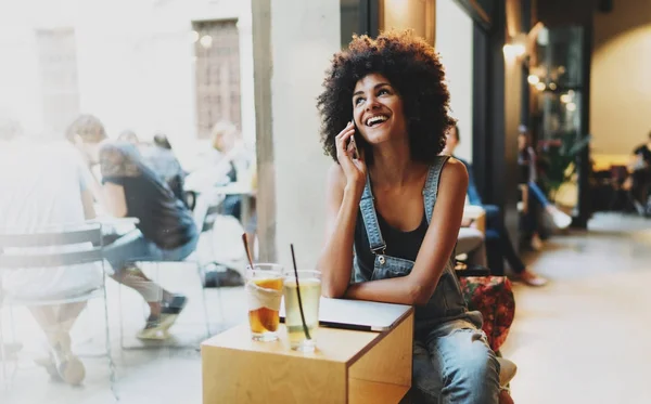 Professionell Journalist Glad Att Svaret Mobiltelefon Samtal Att Hennes Artikel — Stockfoto