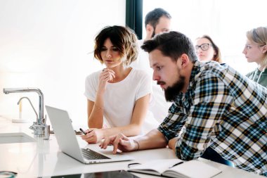 Dijital tasarımcıları grup yeni bir kavram üzerinde çalışıyoruz. Genç hipsters proje yeni başlangıç görüşüyorlar. İş arkadaşları yıllık pazarlama rapor üzerinde çalışırken bilgi birleştirme.
