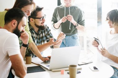 SMM uzmanları yeni ürün Promosyon pazarlama için yeni yaratıcı kavramı görüşüyorlar. Modern coworking uzayda yeni tasarım proje üzerinde çalışma grubu serbest.