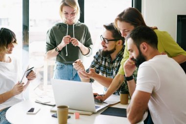 Dijital tasarımcıları yeni konsept meslektaşları ile toplantı sırasında görüşüyorlar. İş adamları yeni bir iş proje üzerinde beyin fırtınası. Grup hipsters yeni başlangıç düşünme.