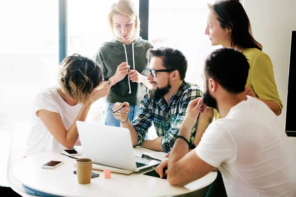 Groep Van Jonge Succesvolle Ondernemers Brainstormen Een Nieuw Concept Van — Stockfoto