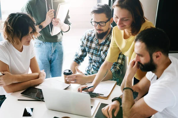 Arkadaş grubu bir dizüstü bilgisayarda bir rota uygulamasını kullanarak yeni yolculuk planlıyor. Genç hipsters bir dizüstü bilgisayarda internet içinde okuduktan sonra en son teknoloji haberleri görüşüyorlar.