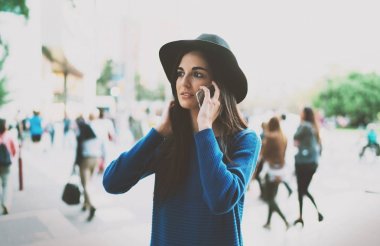 Öğrenci kız çağırarak bir Smartphone-e doğru arkadaş o şehir merkezinde bekliyor