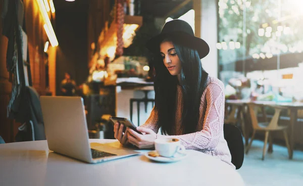 Die Begabte Werbetexterin Überprüft Die Informationen Internet Auf Einem Tragbaren — Stockfoto