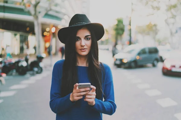 Talented Fashion Blogger Communicating Partner Mobile Phone While Crossing Road — Stock Photo, Image