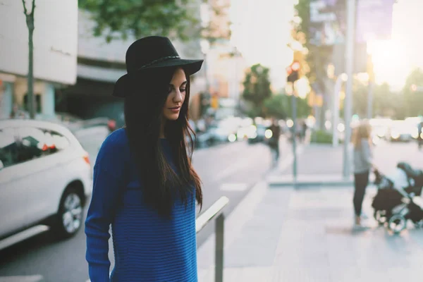 Manken Portresi Giyen Şapka Mavi Elbise Duran Bir Canlı Şehir — Stok fotoğraf