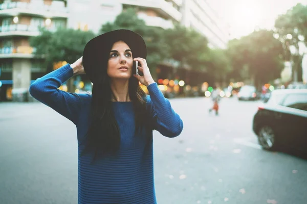 Menina Hipster Elegante Usando Chapéu Está Chamando Amigo Por Telefone — Fotografia de Stock