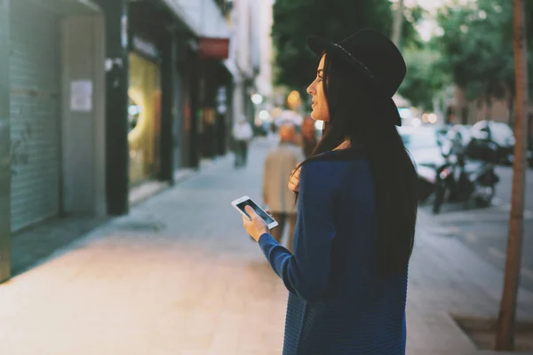 Inspired Tourist Girl Exploring Unknown City Evening Map Application Mobile — Stock Photo, Image