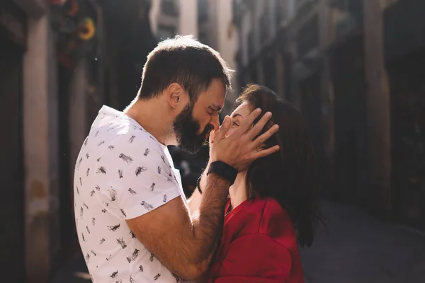 Cute Couple Young Beloved Having Fun While Walking Street Sunny — Stock Photo, Image