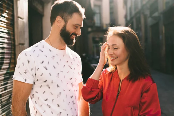 Smiling Couple Young People Love Standing Blurred Urban Background Portrait — Stock Photo, Image