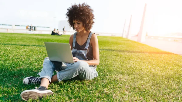 Junge Geschäftsfrau Mit Afro Frisur Lächelt Auf Den Bildschirm Eines — Stockfoto