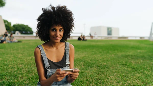 Mooie Mulat Meisje Met Afro Kapsel Glimlachend Camera Zittend Buiten — Stockfoto