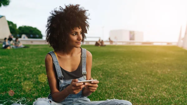 Reizen Blogger Vrouw Met Afro Kapsel Lacht Opzij Zittend Buiten — Stockfoto