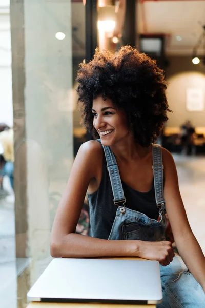 Vakker Jente Med Afrofrisyre Ser Lykkelig Vinduet Den Moderne Kaffebaren – stockfoto