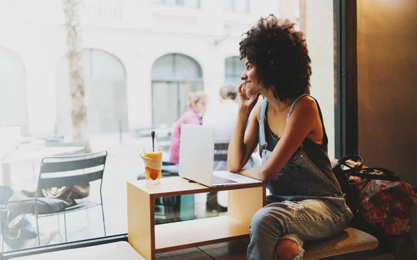 Smilende Kvinnelig Chatting Med Venner Smarttelefon Mens Hun Sitter Med – stockfoto